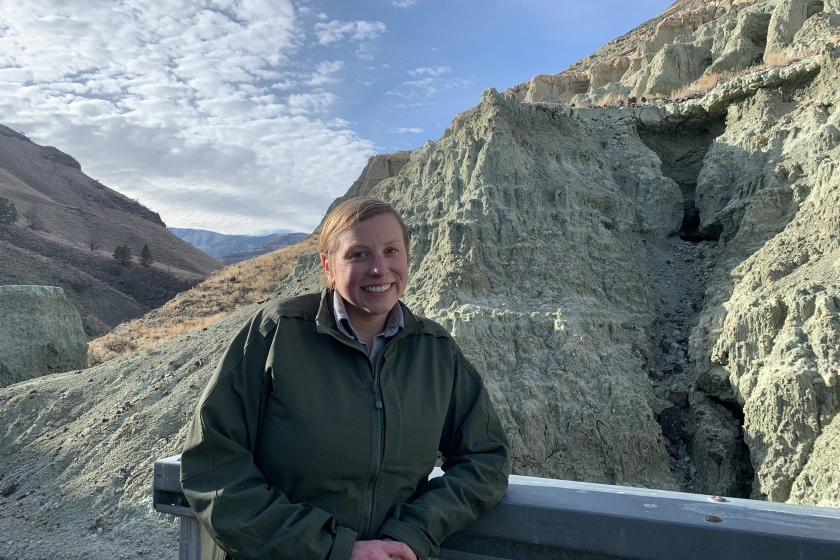 Melissa Nicolli posa para una foto en el Monumento Nacional John Day Fossil Beds