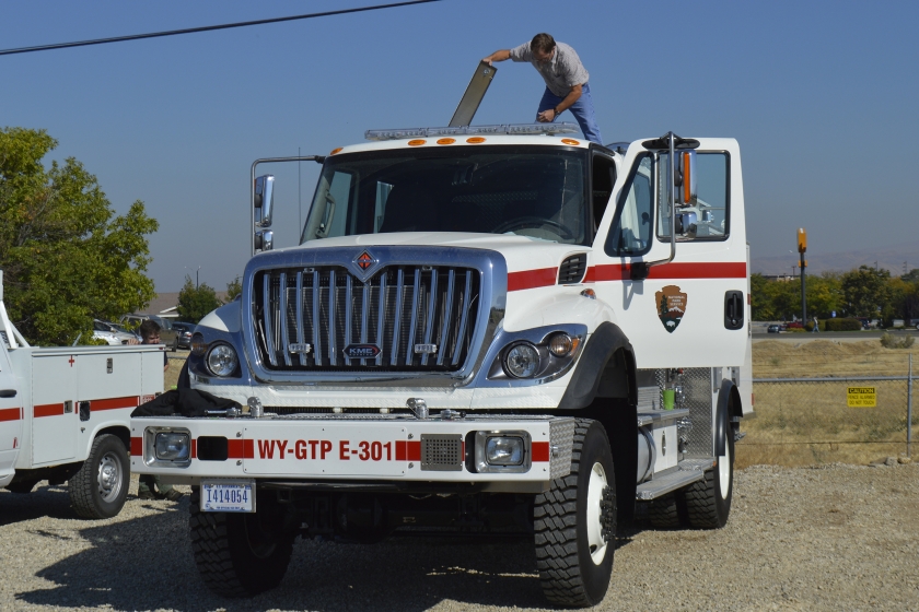 Bill Yohn inspecciona un vehículo de seguridad contra incendios en el Centro Nacional Interagencial de Bomberos