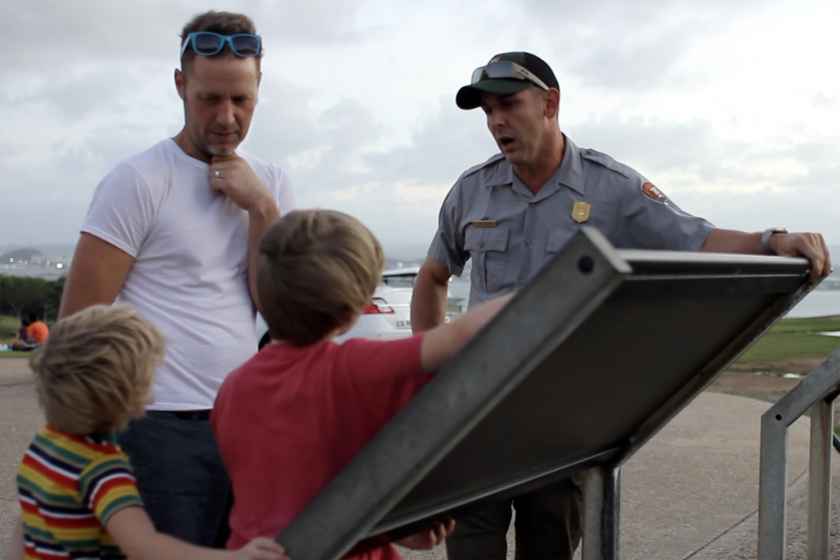 El Coordinador de Permisos Especiales Angel Cuevas hablando con los visitantes en el Sitio Histórico Nacional de San Juan